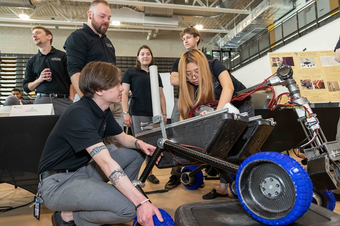 studentsshowingmotorizedproject